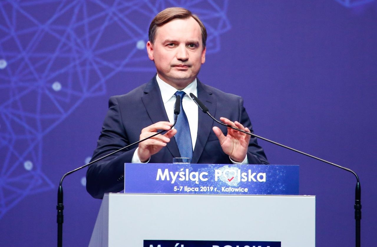 Bruksela weszła w paradę Ziobrze. Ustawa antylichwiarska musi poczekać