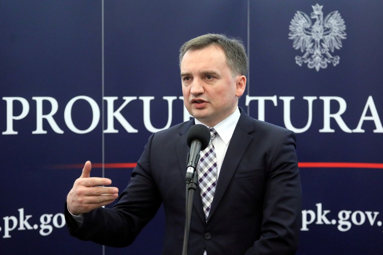 "Wybitni eksperci" od Ziobry przeszkadzają Macierewiczowi. Minister próbuje załagodzić spór