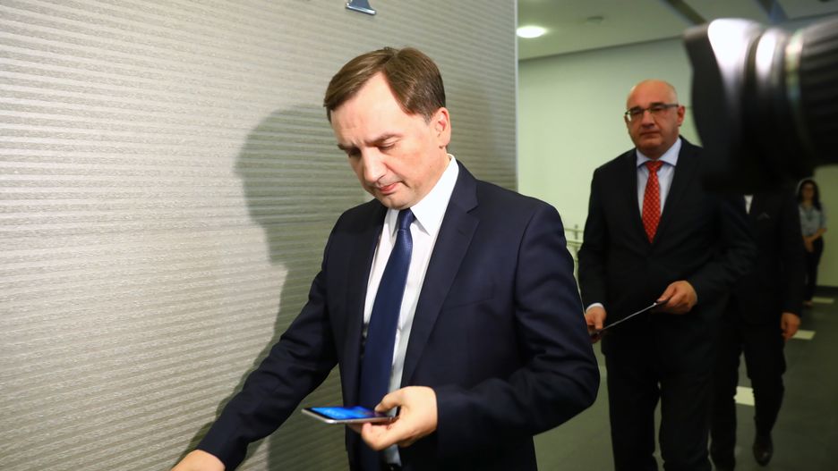 Zbigniew Ziobro (minister sprawiedliwości i prokurator generalny). W tle prokurator Michał Ostrowski 