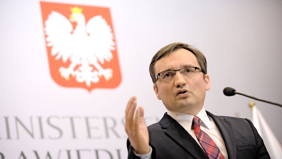 Sędziowie obwiniają ministra Ziobrę za wolną pracę wymiaru sprawiedliwości