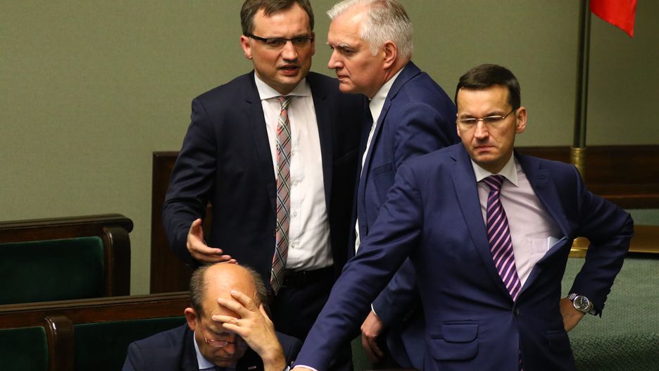 Mateusz Morawiecki w otoczeniu ministrów