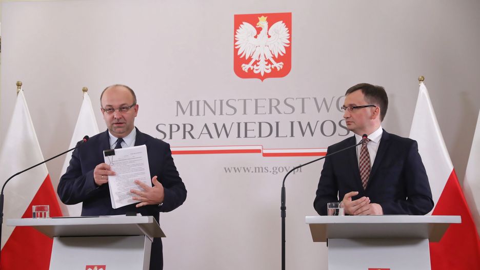 Minister sprawiedliwości, prokurator generalny Zbigniew Ziobro (po prawej) oraz podsekretarz stanu Łukasz Piebiak