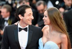 Adrien Brody z dziewczyną na festiwalu w Cannes. Jak on na nią patrzy!