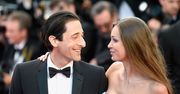Adrien Brody z dziewczyną na festiwalu w Cannes. Jak on na nią patrzy!