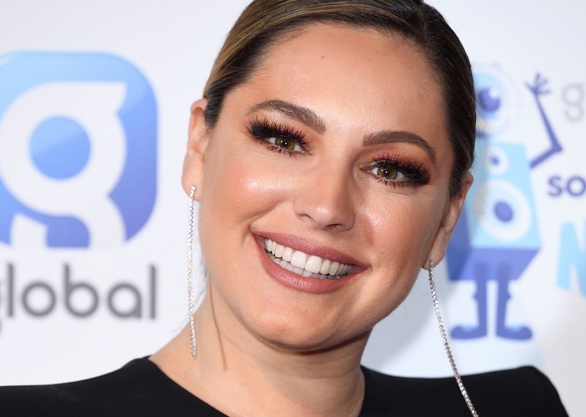 Skąpy strój, Bahamy i pływające świnki. Kelly Brook świętuje 40. urodziny