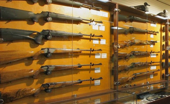 Sąd podtrzymał wyrok dla cudzoziemców, którzy chcieli nielegalnie kupić w Gdyni broń