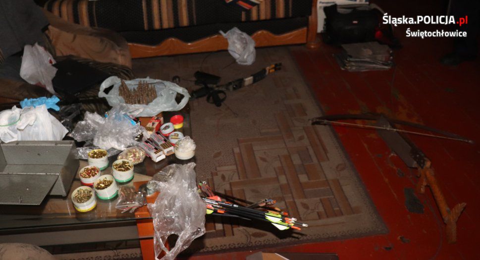 Śląska policja odkryła arsenał broni składowany w mieszkaniu