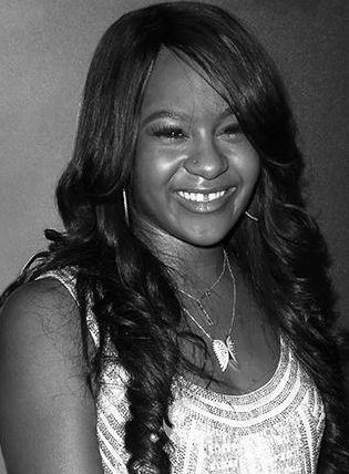 <h2>Bobbi Kristina Brown (4.03.1993-26.07.2015)</h2>
Córka amerykańskich wokalistów - Bobby'ego Browna i Whitney Houston, prezenterka telewizyjna i piosenkarka. Przez wiele lat próbowała swoich sił w branży muzycznej, jednak tragiczna śmierć jej matki pokrzyżowała jej plany dotyczące kariery. Od stycznia 2015 przebywała w śpiączce, z której nie udało się jej wybudzić. Zmarła w wieku 22 lat.