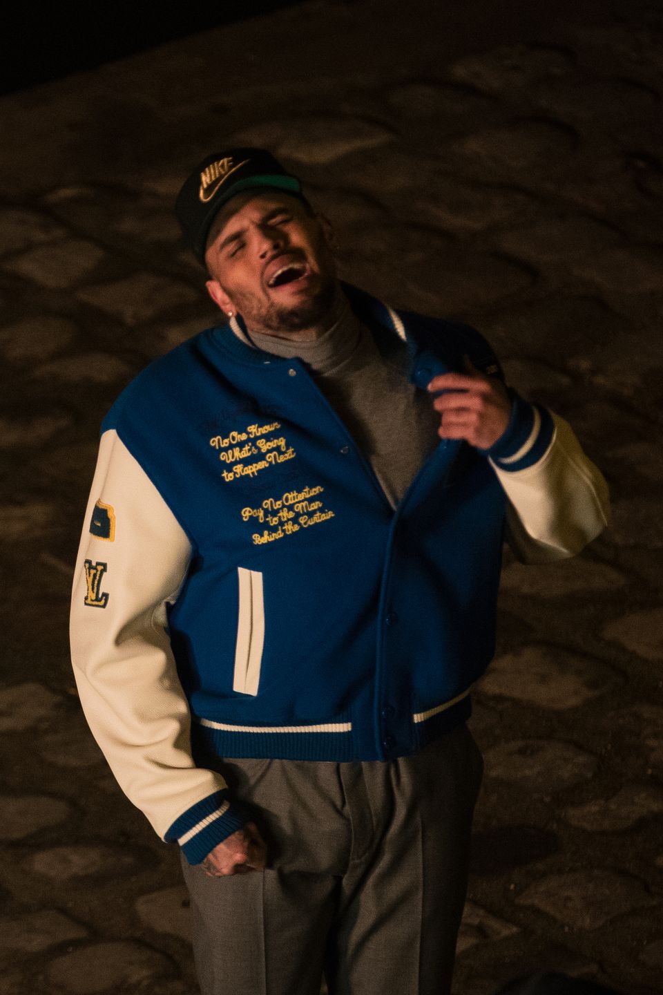 Semi-exclusif - Chris Brown, avec sa compagne Ammika Harris, tourne un clip de nuit sur un quai de Seine en face de la Tour Eiffel � Paris, France, le 23 janvier 2019. La star am�ricaine Chris Brown a �t� laiss�e libre apr�s sa garde alors qu'une jeune femme de 24 ans l'accuse de l'avoir viol�e dans sa chambre d'h�tel � Paris dans la nuit du 15 au 16 janvier. Semi-Exclusive - For Germany Call For Price - Singer Chris Brown film a video clip by night a Seine quay in front of the Eiffel Tower in Paris on January 23, 2019. American star Chris Brown was left free after his care while a 24-year-old woman accuses him of having raped her in his hotel room in Paris on the night of January 15th to 16th. 