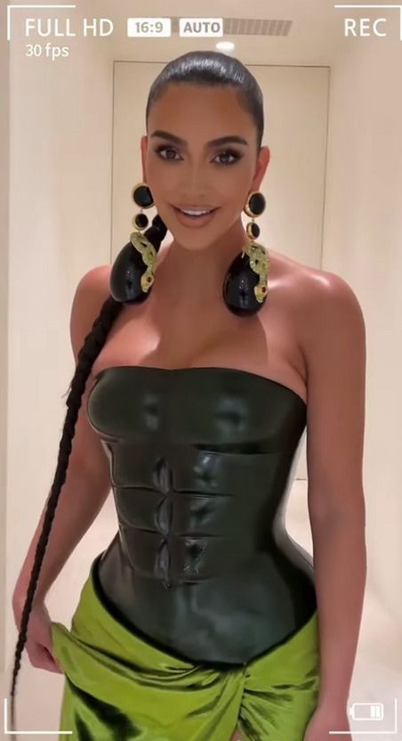 Kim Kardashian - stylizacja świąteczna