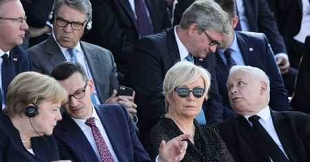 Jarosław Kaczyński w centrum trybuny honorowej. Kancelaria prezydenta tłumaczy, co tam robił