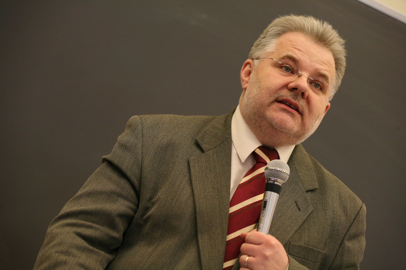 Prof. Zbigniew Izdebski to polski pedagog i seksuolog. Zajmuje się głównie dziedziną promocji zdrowia seksualnego