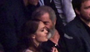 Mel Gibson z młodą dziewczyną na gali sportów walki. Dzieli ich duża różnica wieku