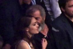 Mel Gibson z młodą dziewczyną na gali sportów walki. Dzieli ich duża różnica wieku