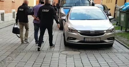 Słodki przekręt na miliony złotych. CBŚP zatrzymało 13 osób, w tym byłego posła