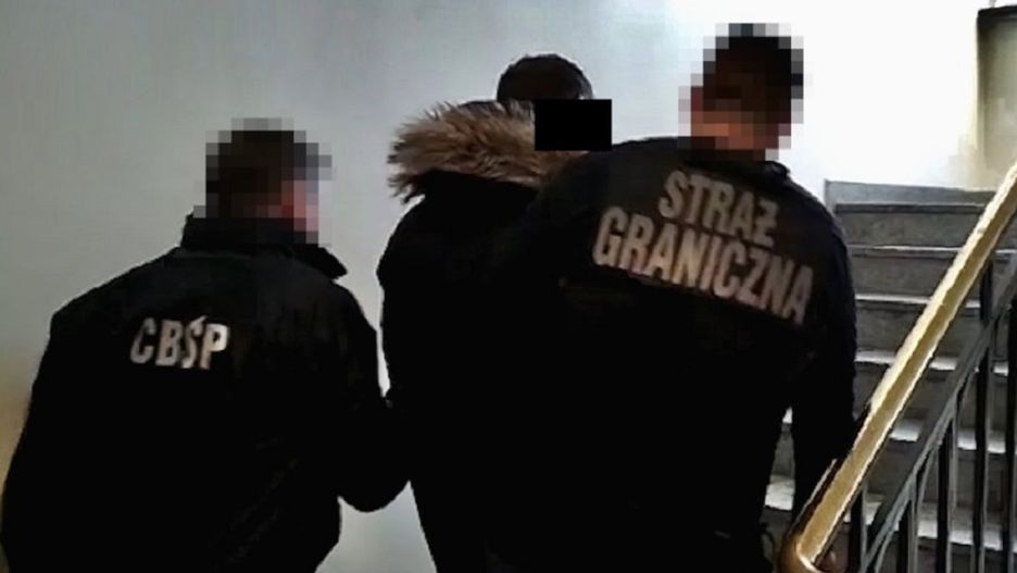 Straż Graniczna prowadzi jednego z zatrzymanych mężczyzn