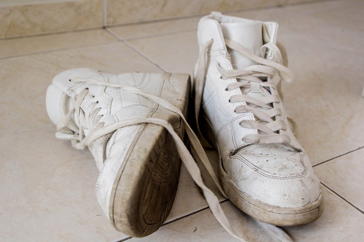 Jak czyścić białe buty? Fot. Getty Images