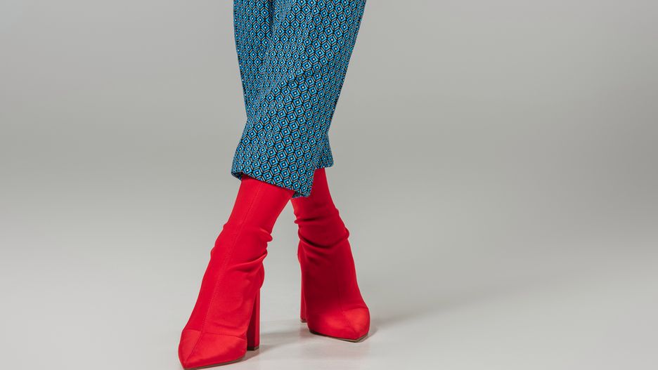 Skarpetkowe botki można nosić do eleganckich spodni i spódnic