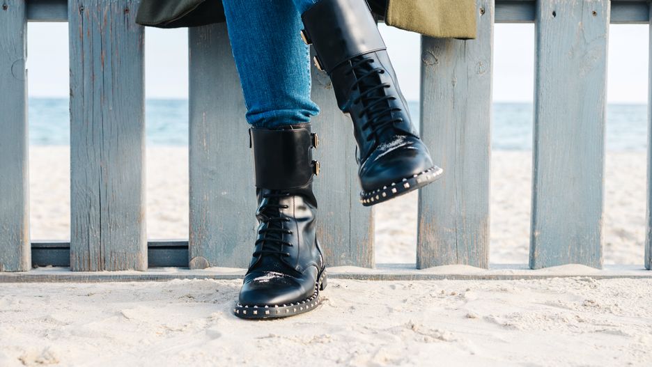 Botki z ćwiekami pasują do jeansów