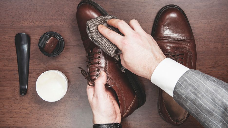 Wizytowe buty męskie różnią się detalami, np. sposobem szycia