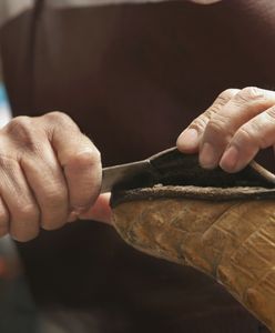 Najstarszy szewc w stolicy ma coraz mniej zleceń. Blogerka apeluje o pomoc