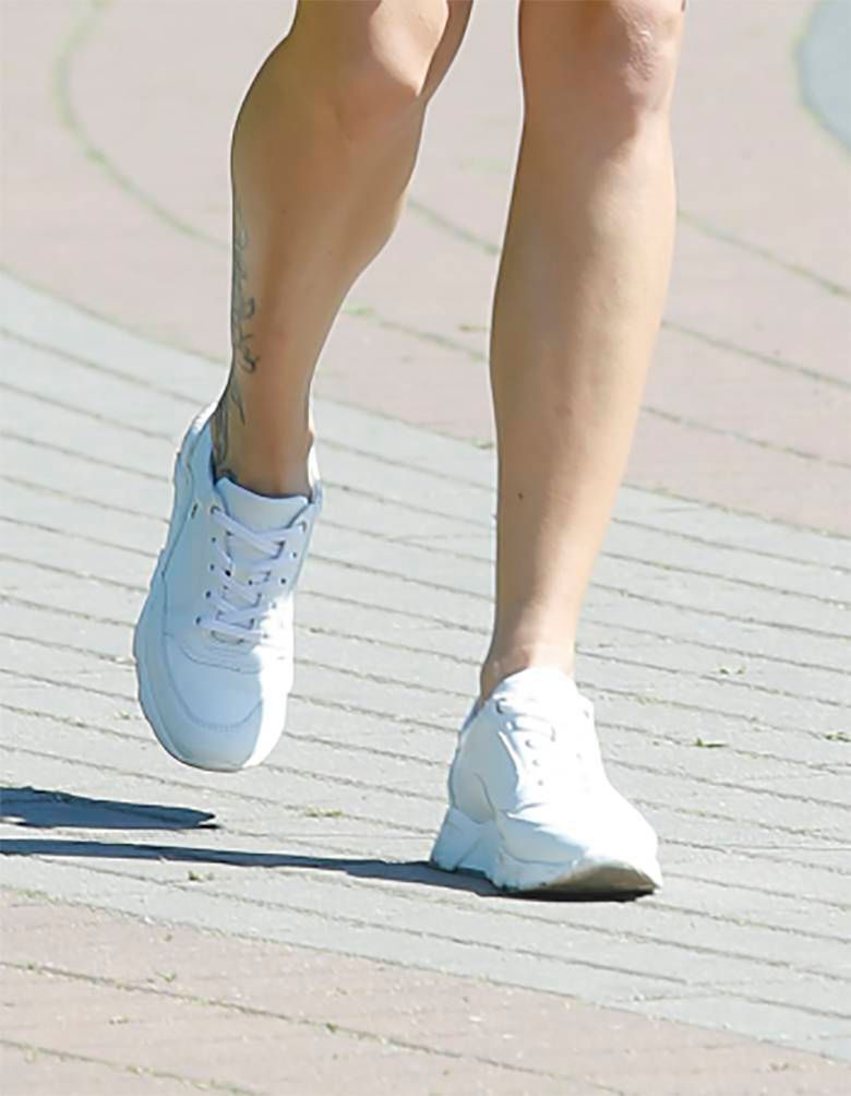 Maja Hyży na spacer wybrała płaskie buty