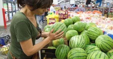 Oto jak wybrać najsłodszego arbuza. Zwróć uwagę na ten szczegół w sklepie