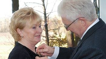 Ludgarda Buzek odbiera z rąk ambasadora Niemiec Reinharda Scheppe Order Zasługi RFN.