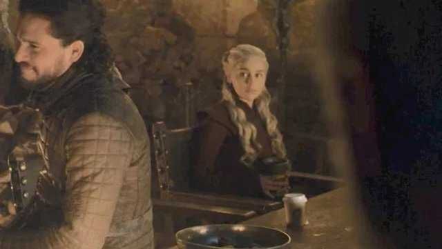 Gra o Tron wpadka na planie serialu kubek ze Starbucks
