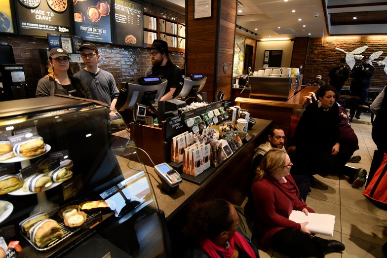 Pracownicy Starbucks nie są zadowoleni z benefitów.