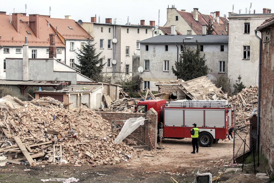 Wstępne wyniki sekcji zwłok ofiar katastrofy w Świebodzicach. Oparzenia świadczą o wybuchu
