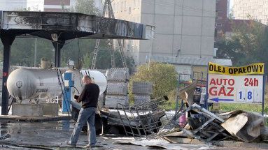 Strażacy i policjanci dokonują oględzin na stacji