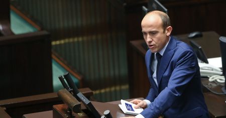 Borys Budka zarzuca manipulację TVP. Wrzuca zdjęcia "pasków"
