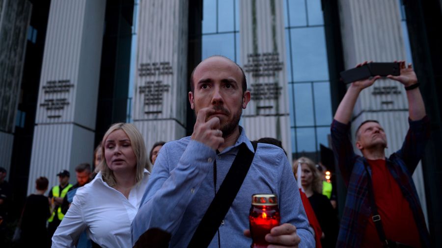 Borys Budka na manifestacji przed Sądem Najwyższym
