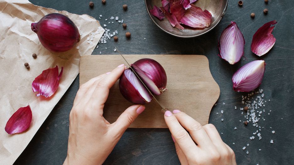 Koniec z płakaniem nad cebulą. Naukowcy wyhodowali nową "bezłzową" cebulę