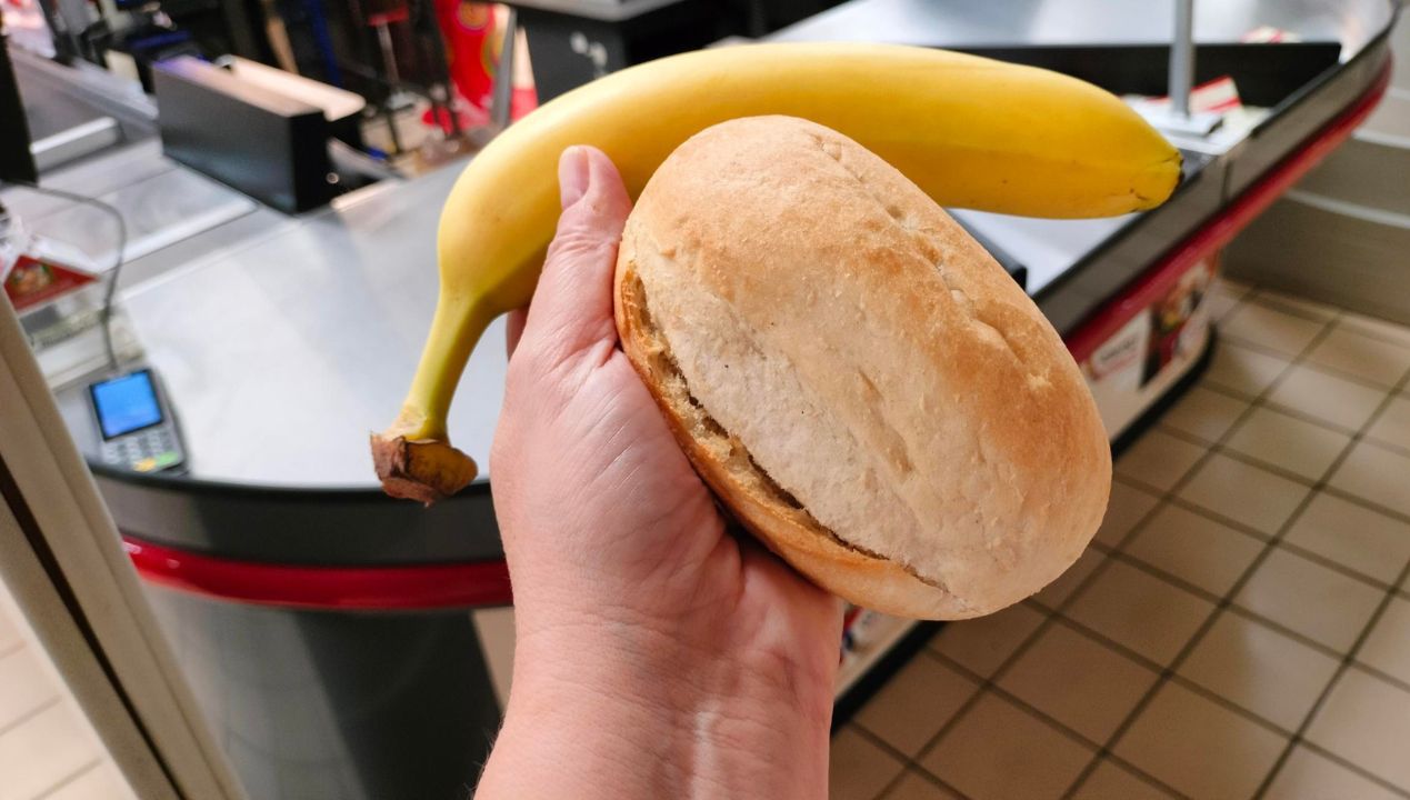 trik z bananem i bułką fot. genialne.pl