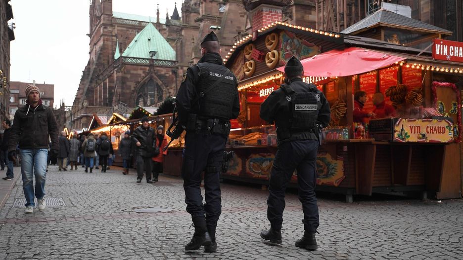 Na ulicach Strasburga, szczególnie w okolicach jarmarku bożonarodzeniowego, wciąż widać zwiększoną obecność żandarmerii i policji