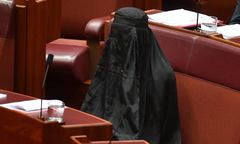 Kontrowersyjny protest. Przeciwna imigracji senator zjawiła się w parlamencie w burce