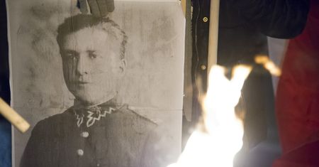 "Bury" uniewinniony. Na budynku IPN klepsydry i lista ofiar