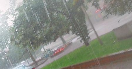 Nawałnice przechodzą przez Polskę. To nie koniec. IMGW ostrzega: ulewy, grad i wichury w 6 województwach