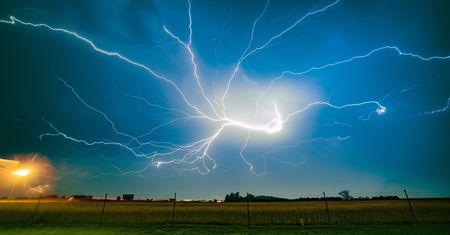 Chłód, ulewy i burze. Fatalne warunki pogodowe w całym kraju