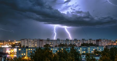 Gdzie jest burza? Ostrzeżenia IMGW niemal w całym kraju. Uwaga na burze z gradem. Co to "Alert RCB"?