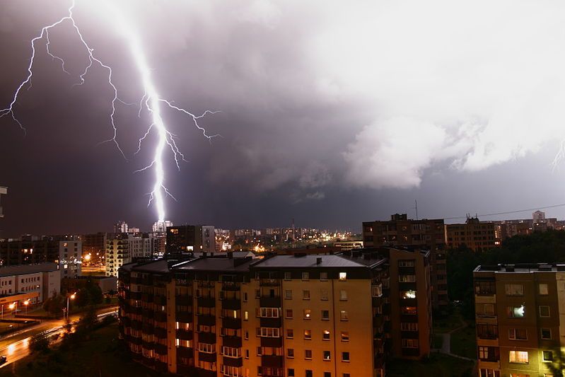 Rządowe Centrum Bezpieczeństwa ostrzega przed burzami i deszczem