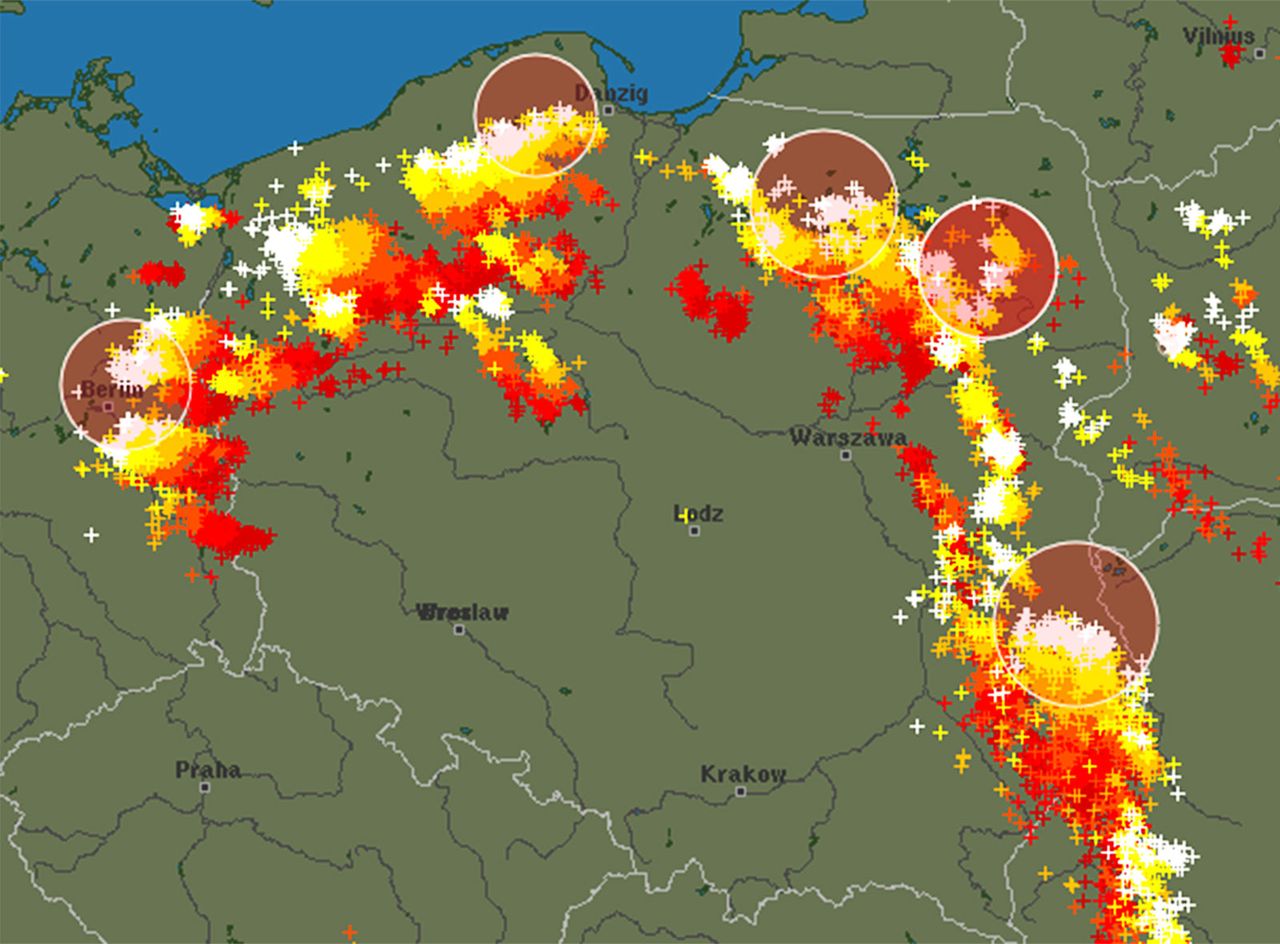 Pogoda. Front burzowy idzie przez Polskę. Alerty IMGW dla 13 województw