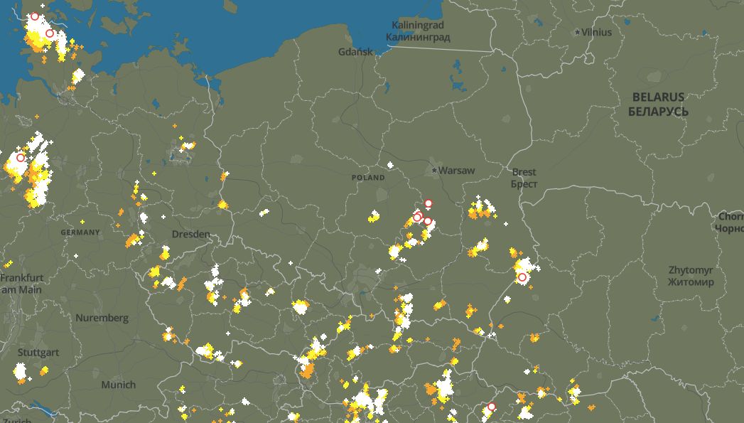 Pogoda. W tych miejscach już pojawiły się burze w środę po południu. Idą z południa na północ