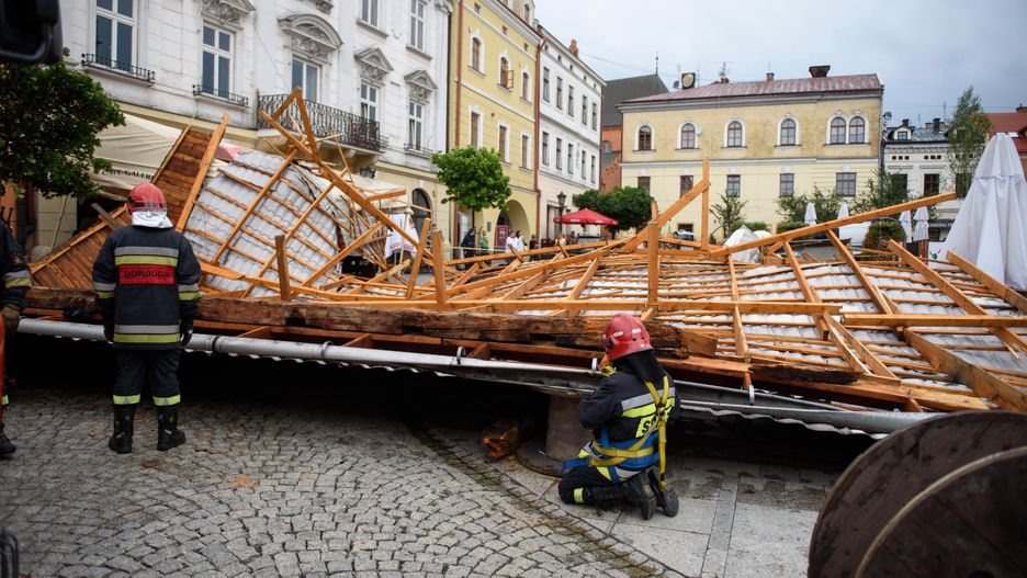 Skutki przejścia nawałnicy nad Tarnowem. Zerwany z remontowanej kamienicy dach spadł na rynek miasta.