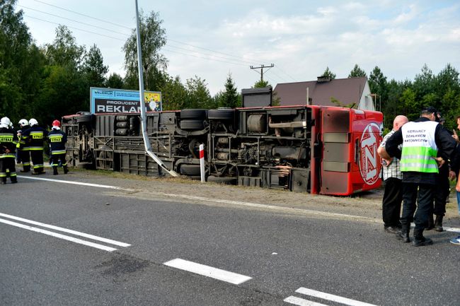 Polski Bus wpadł do rowu na drodze krajowej nr 9 w Nowej Dębie 