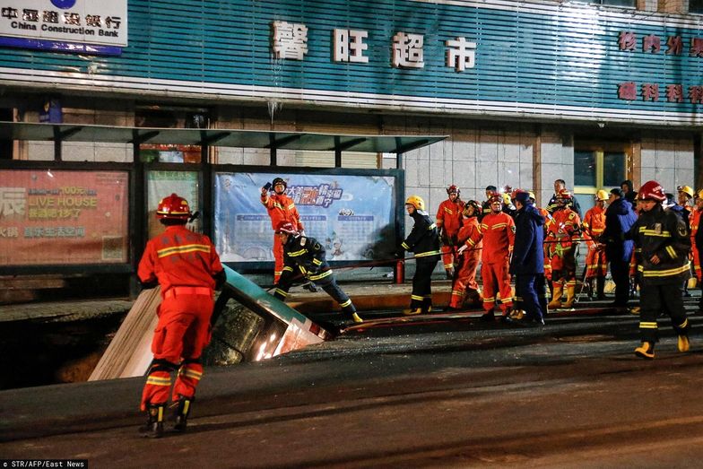 Chiny. Autobus zapadł się pod ziemię. Zginęli pasażerowie