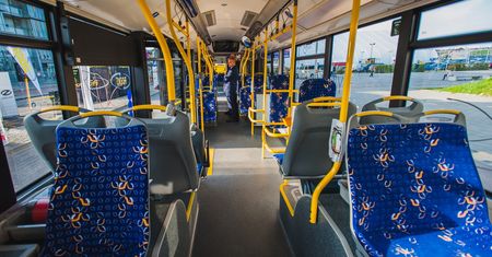 Wnętrza autobusów i tramwajów to nie przypadek. Tapicerka ma ważne zadanie
