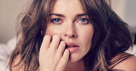 Edyta Herbuś emanuje kobiecością w prześwitującej spódnicy